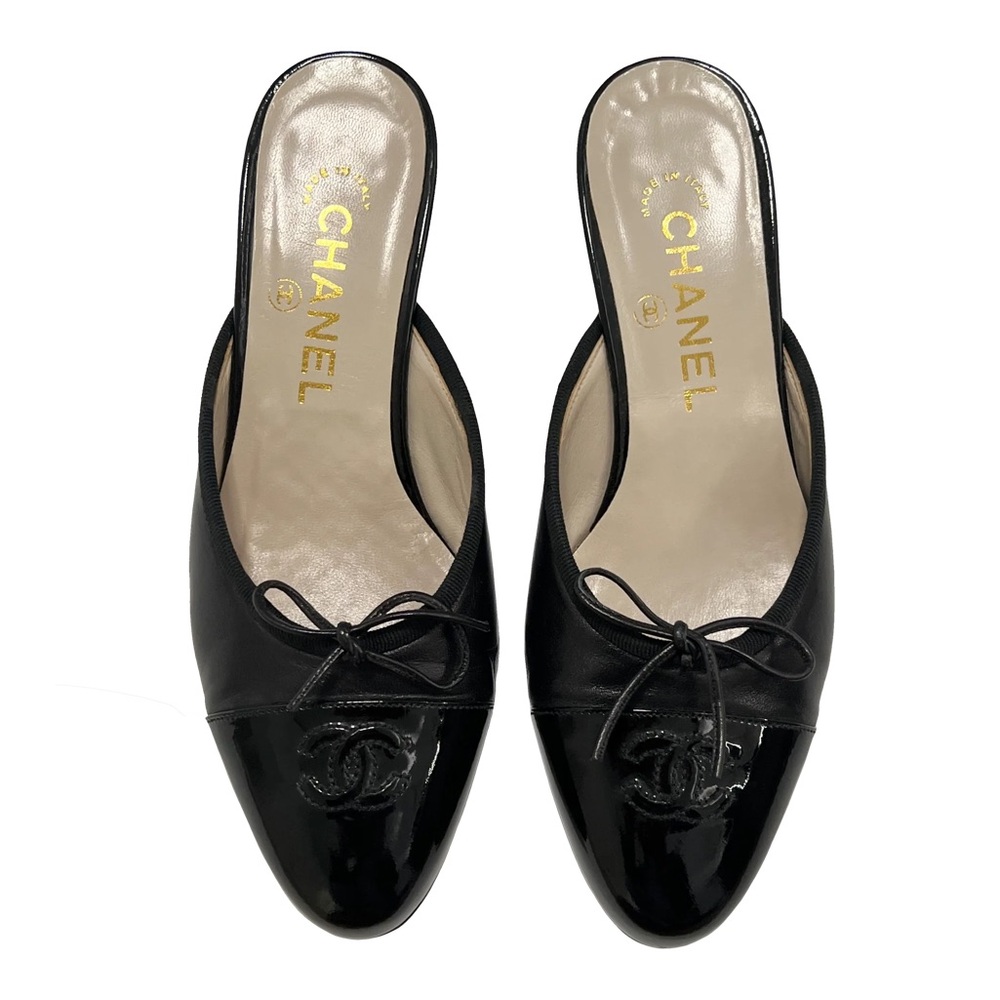CHANEL Black Leather & Patent CC Bow Mule Slides